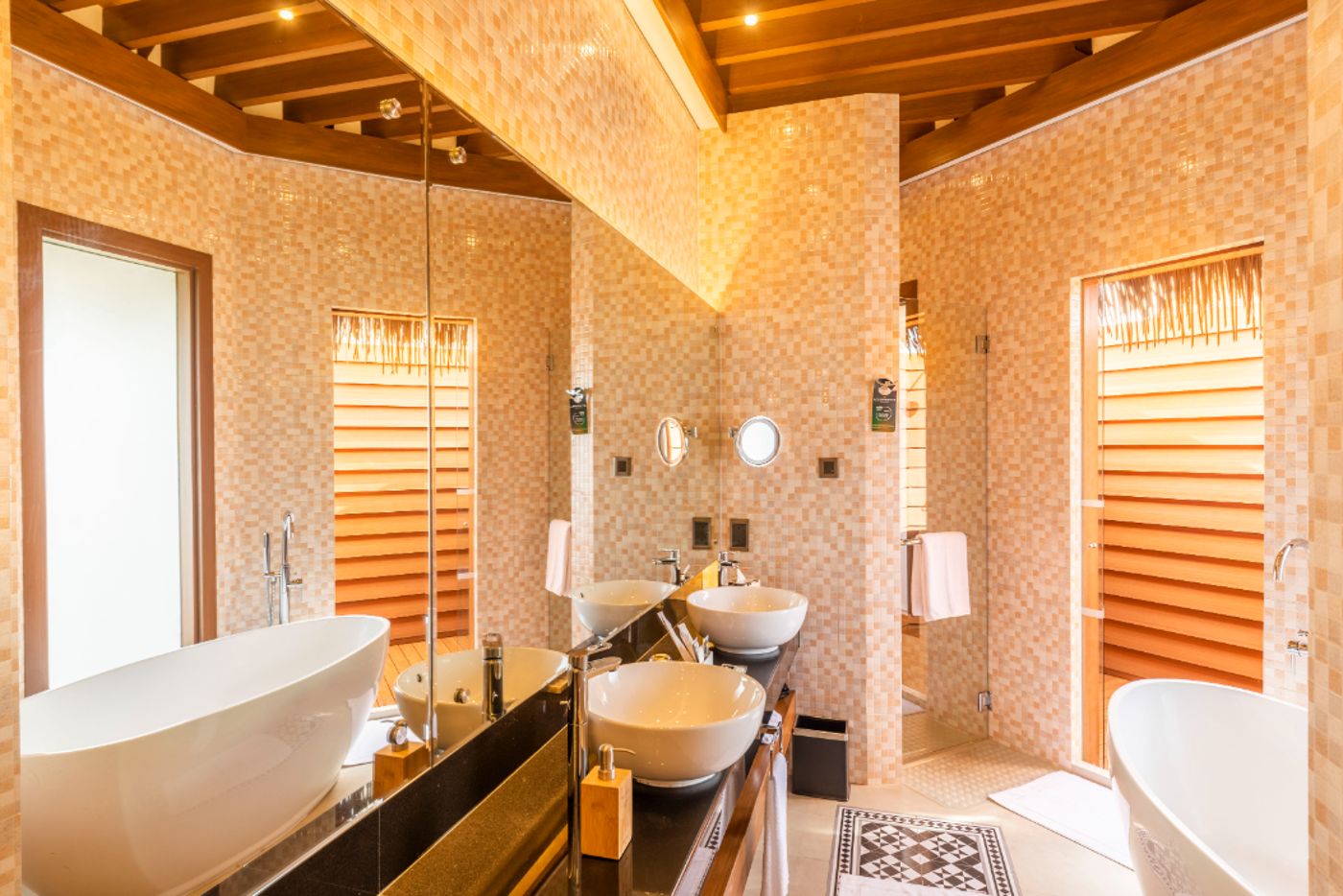 Mercure Maldives Kooddoo Resort 17.09