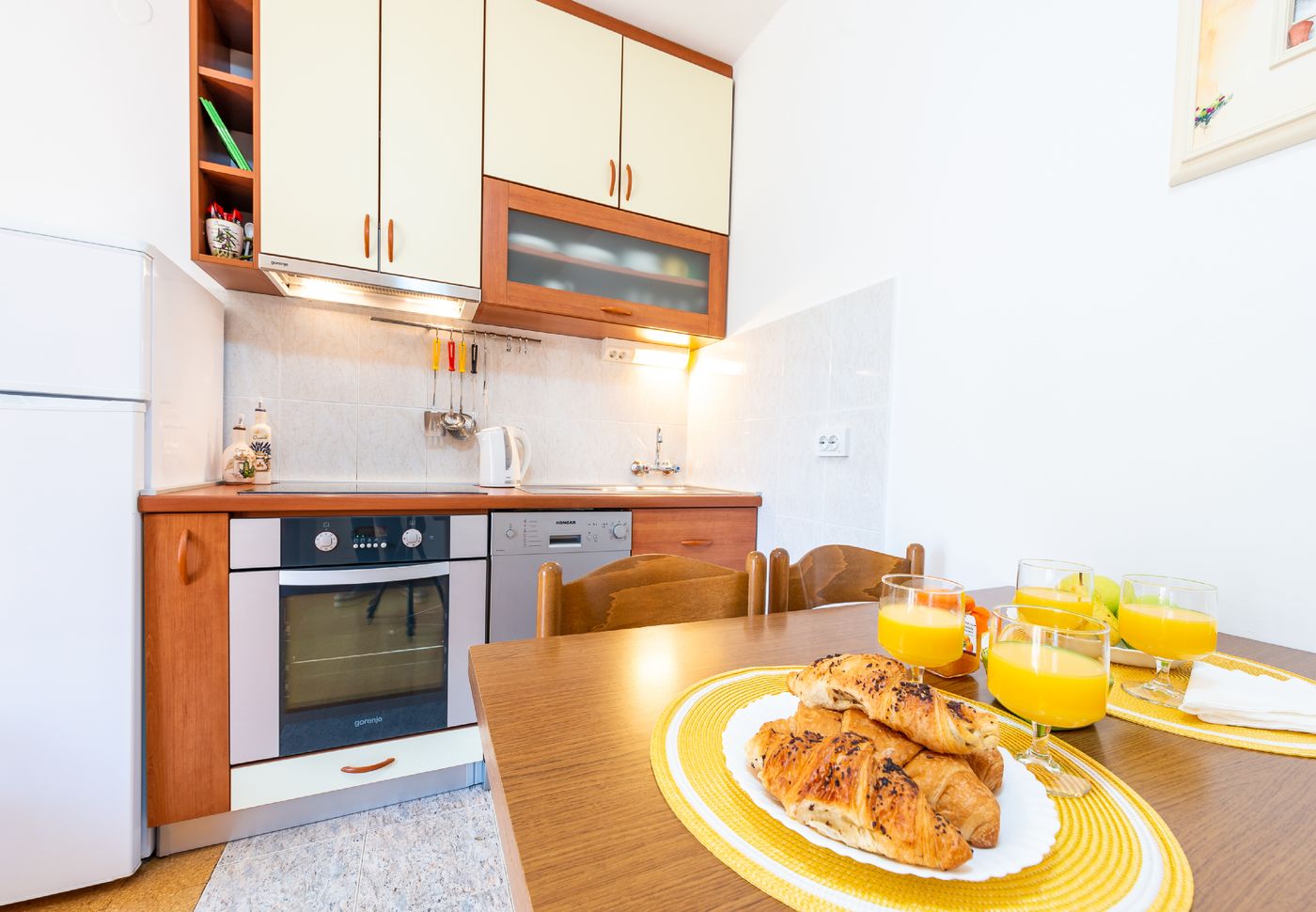 Apartments---Rooms-Cina-Room-13