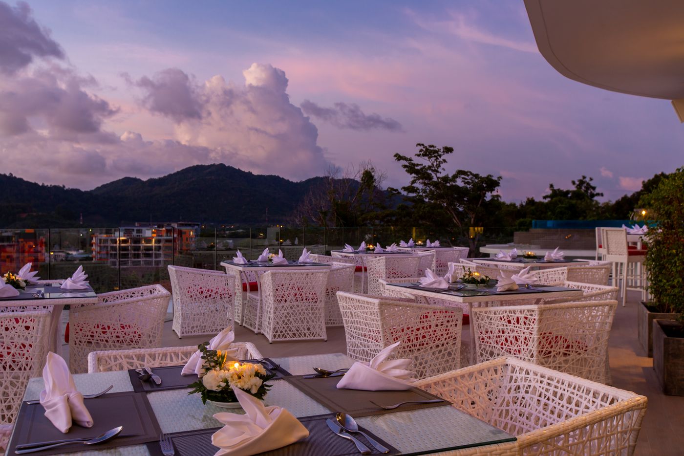 Utopia-Naiharn-Restaurant-15