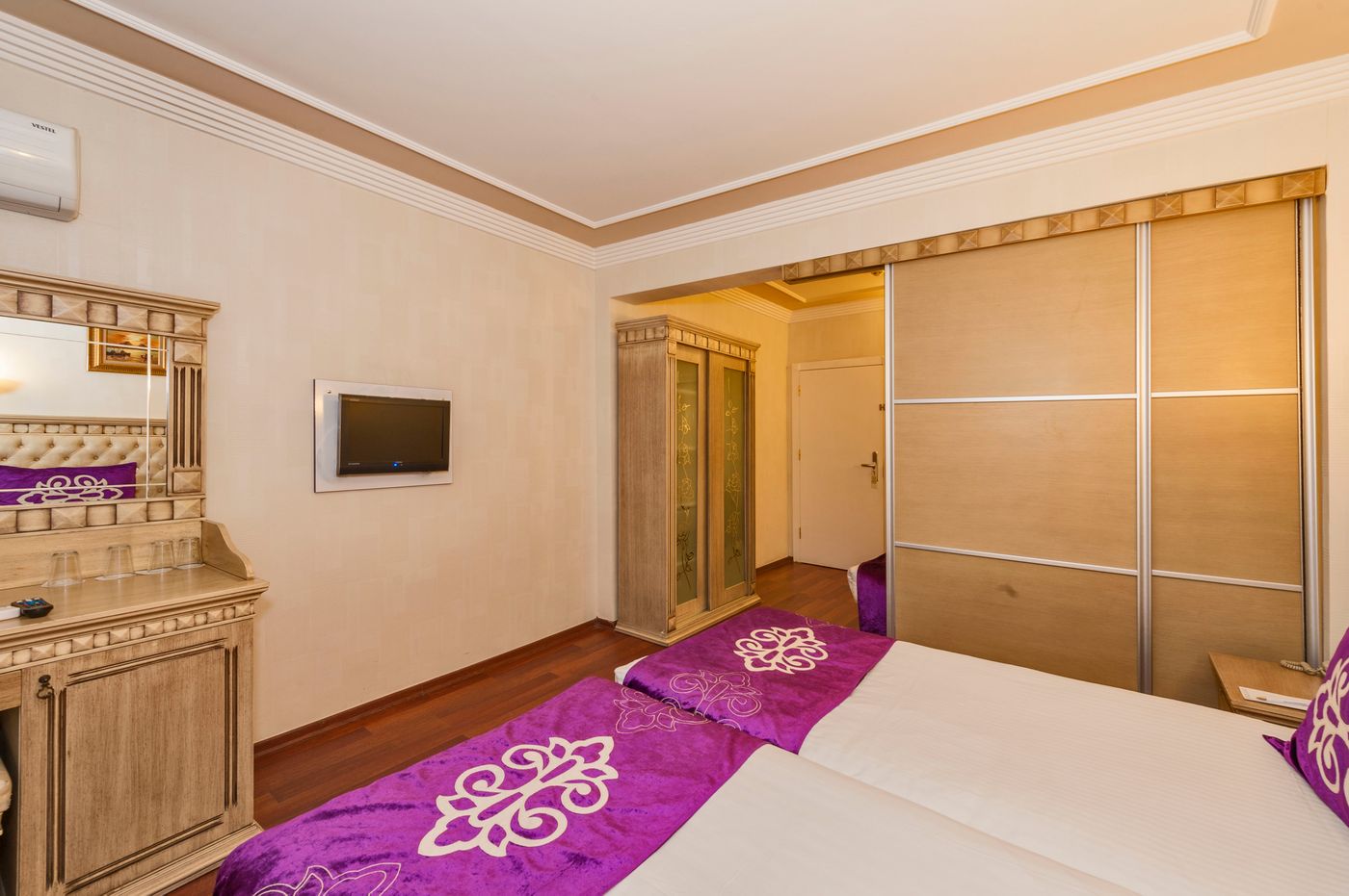 Istanbul-Holiday-Hotel-Room-5