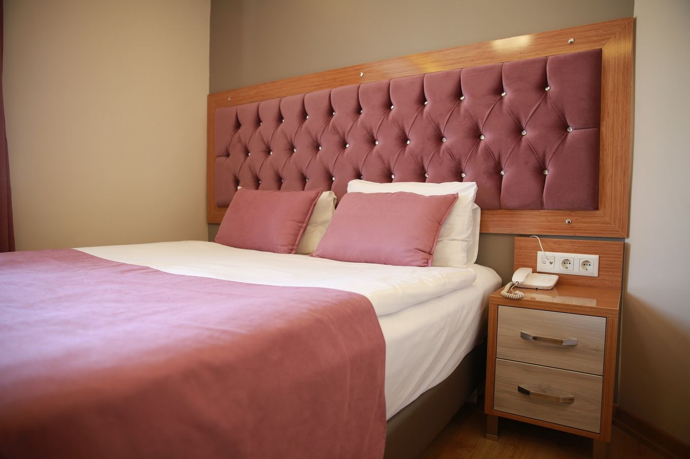 Black-Pearl-Hotel-Room-2