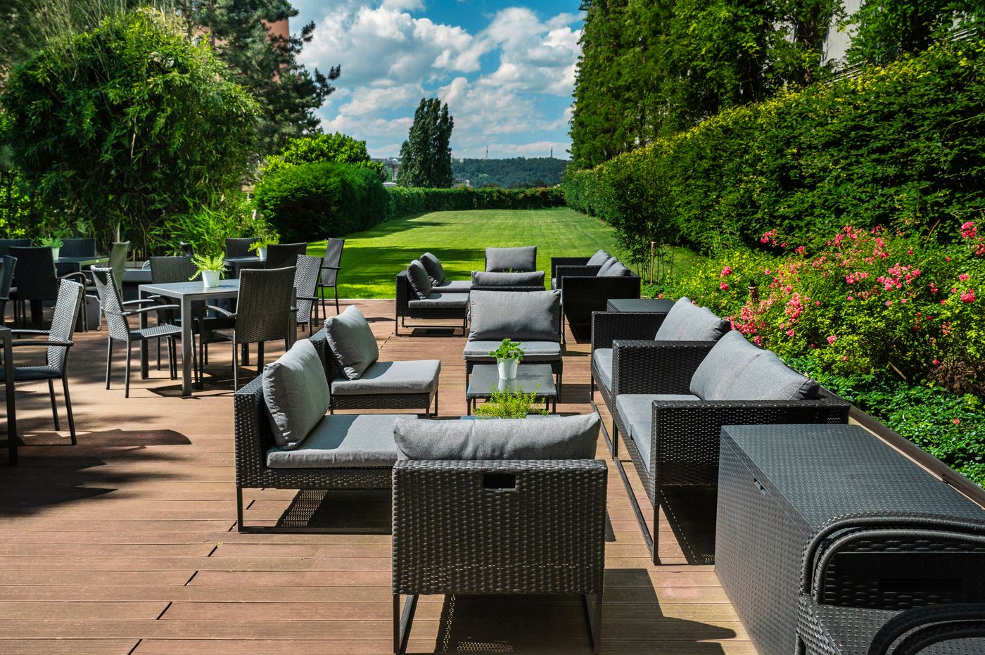 Holiday-Inn-Prague-Congress-Centre-Lobby-57