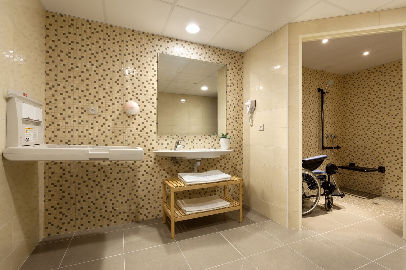 Roissy-France-LOURDES-Room-4