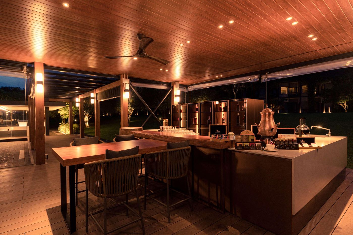DoubleTree-by-Hilton-Weerawila-Rajawarna-Resort-Bar-16