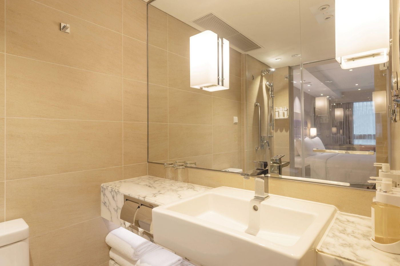 Holiday-Inn-Golden-Mile-Hong-Kong-Room-33