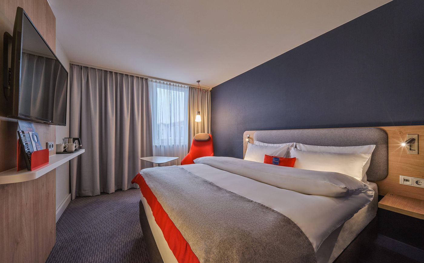 Holiday-Inn-Express-Berlin-City-Centre-Room-9