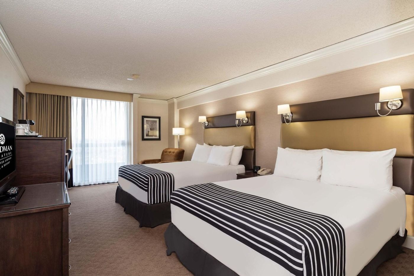 Sandman-Signature-Hotel---Resort-Vancouver-Airport-Room-19