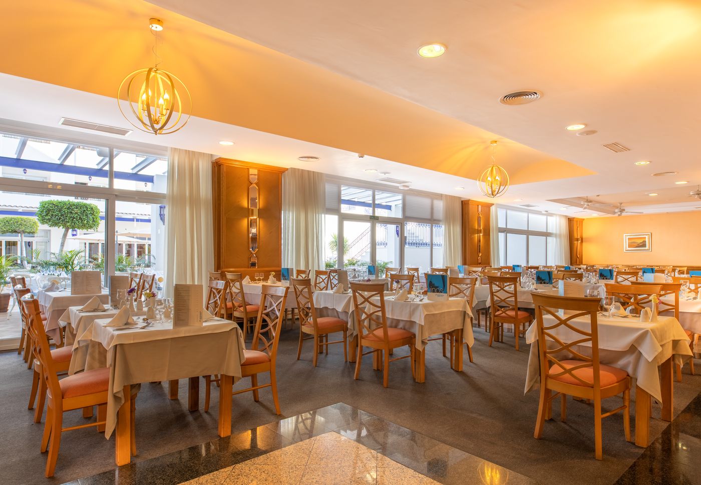 Mac-Puerto-Marina-Benalmadena-Restaurant-41