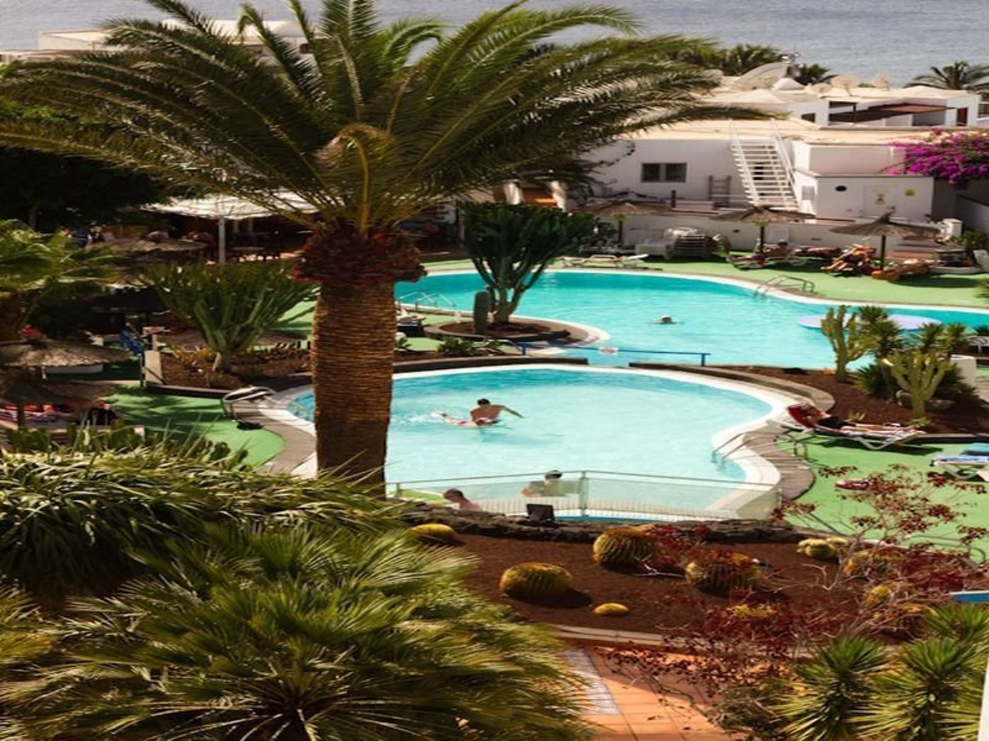 Parque-Tropical-Apartments-Pool-6