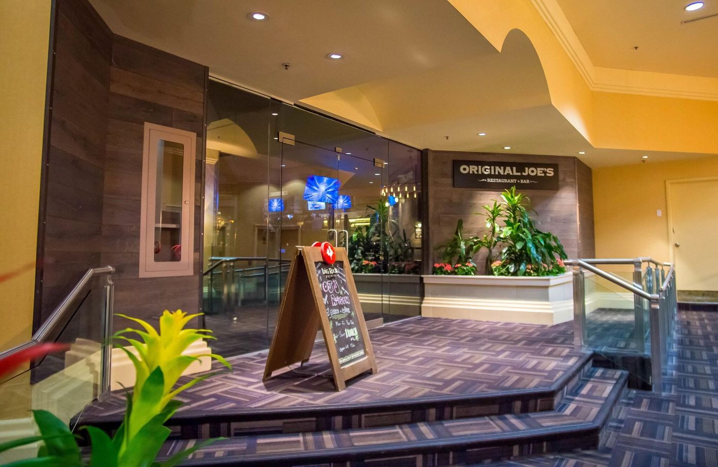 Rosedale-On-Robson-Suites-Hotel-Bar-7