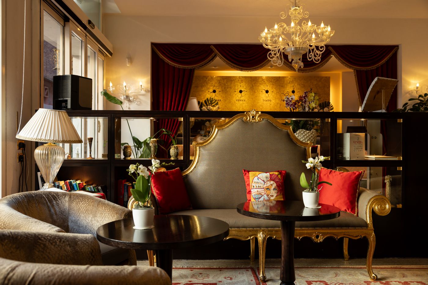 A-La-Commedia-Lobby-4