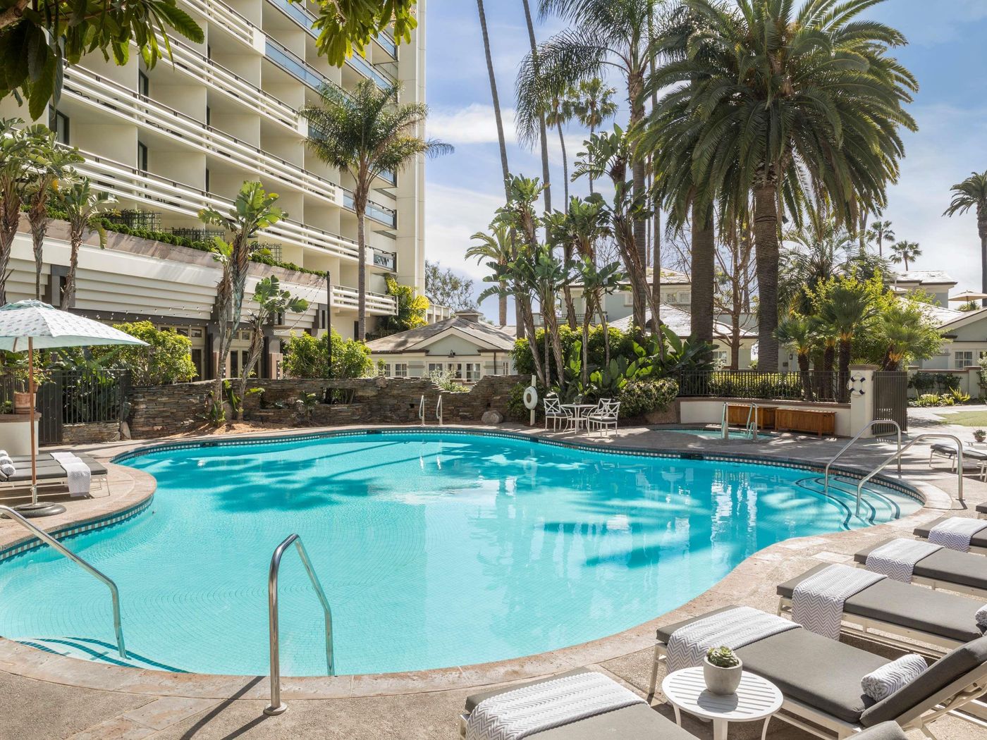 Fairmont-Miramar-Hotel---Bungalows-General-view-2