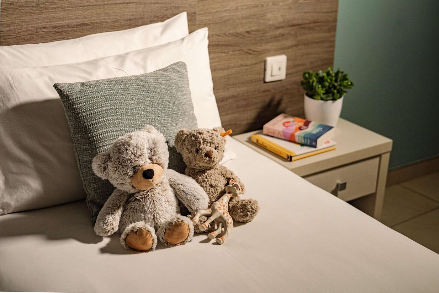 Hotel-115-The-Strand-Hotel-and-Suites-Room-34