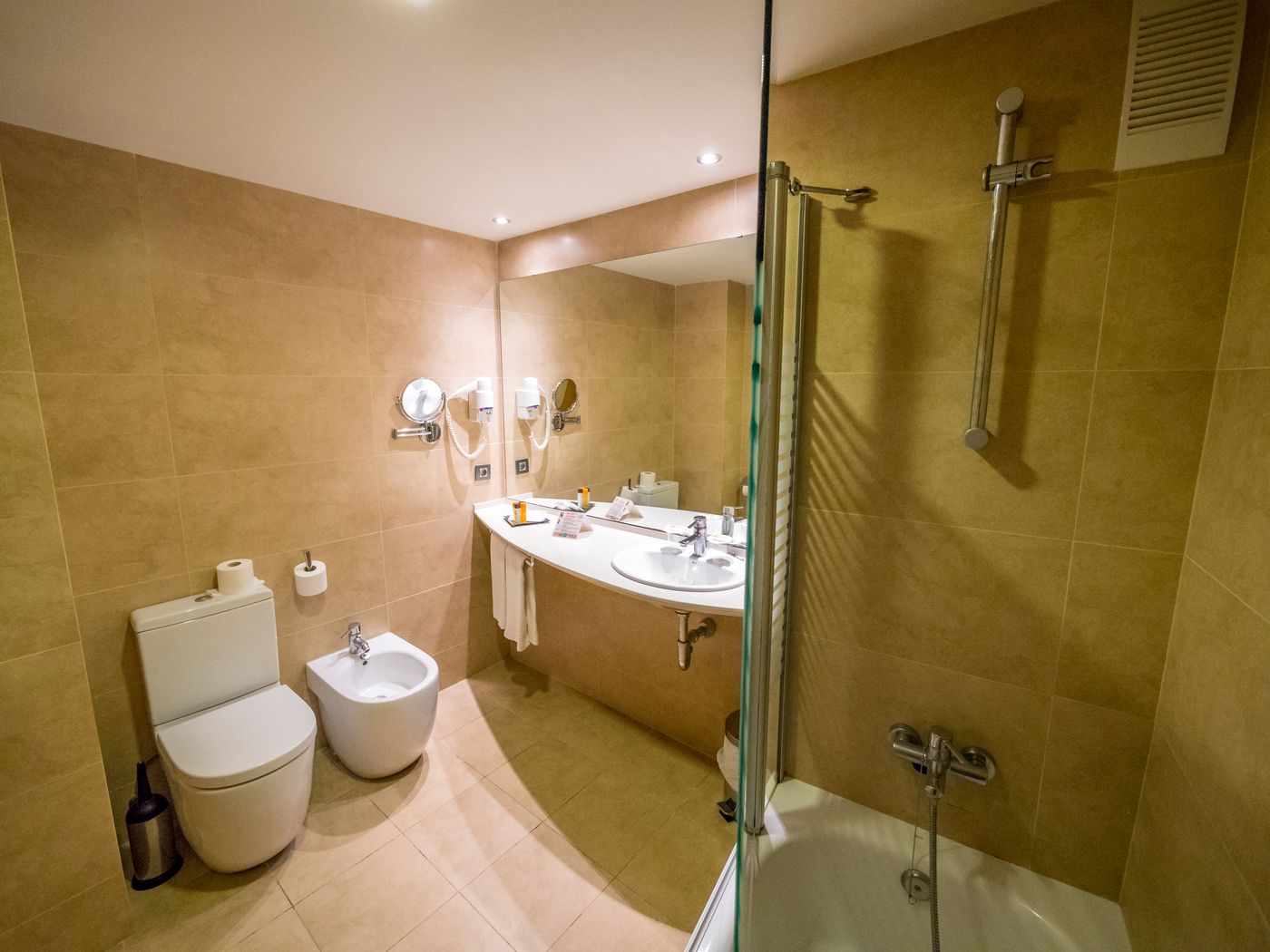 Golden-Avenida-Family-Suites-Room-28