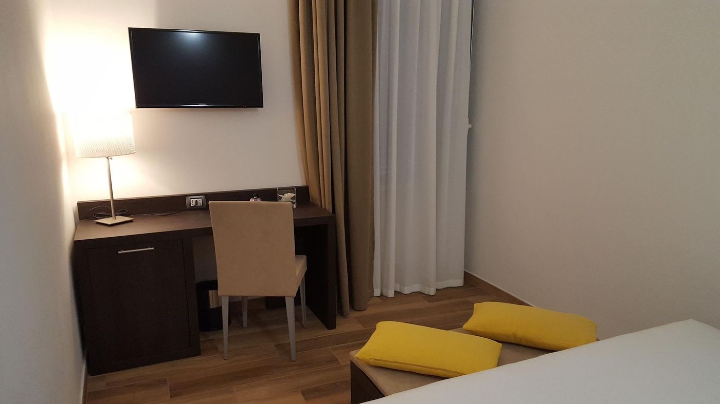 Una-Finestra-Su-Monti-Room-17