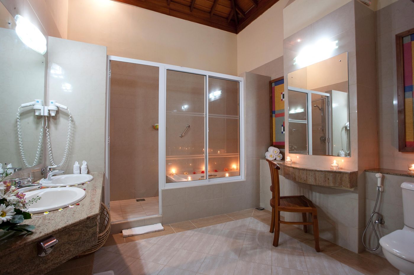 Club-Hotel-Dolphin-Room-15