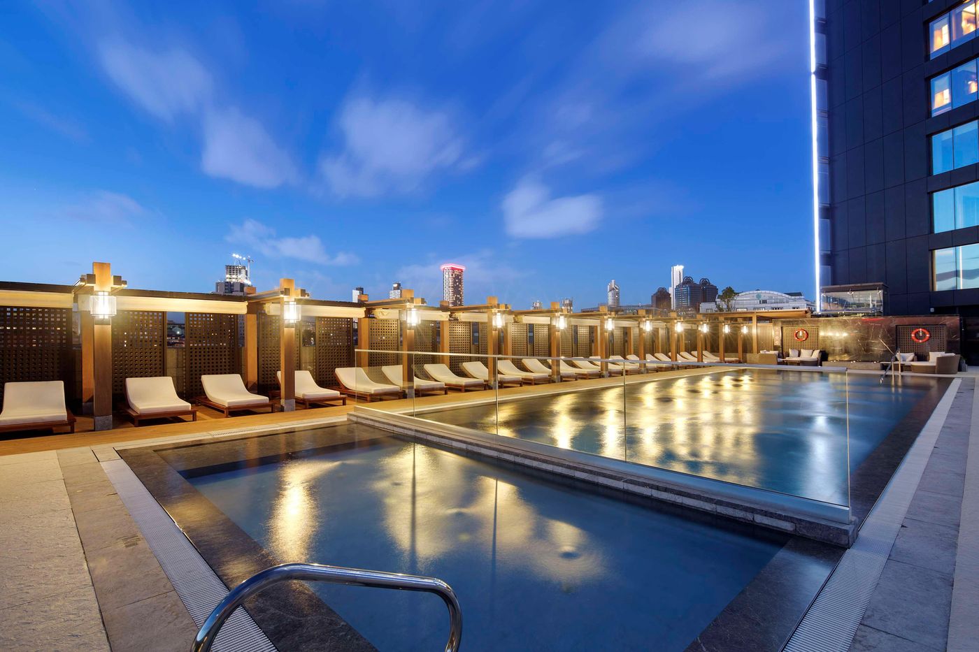 Hilton-Istanbul-Bomonti-Hotel---Conference-Centre-Pool-94