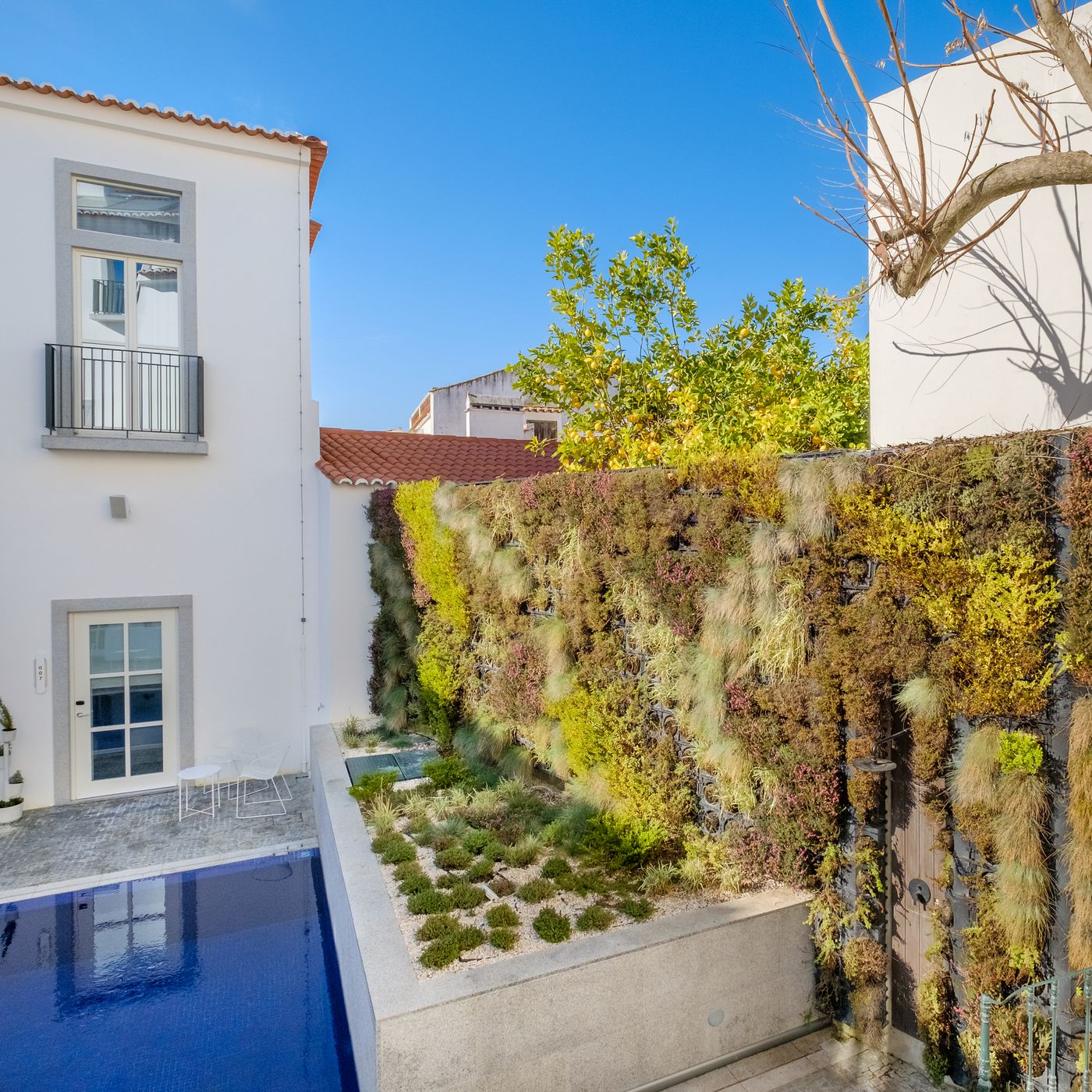 Mourasuites-Hotel-Pool-1