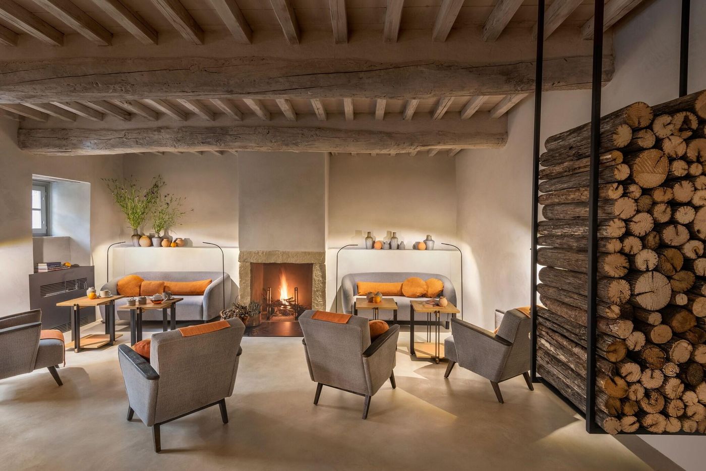 Badia-Di-Pomaio-Lobby-12