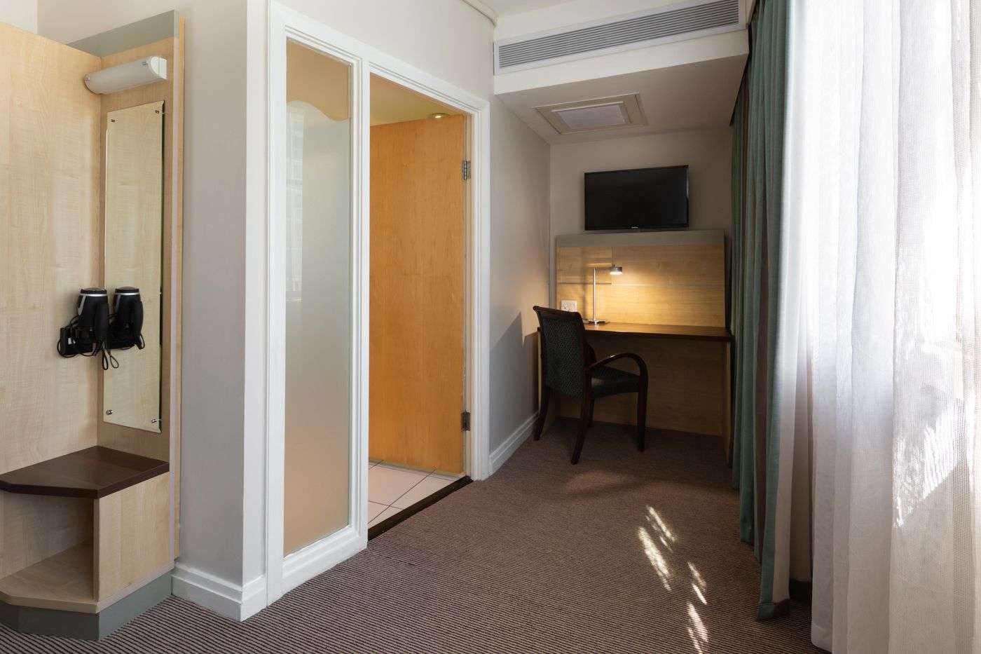 Holiday-Inn-Express-Cape-Town-City-Centre-Room-11