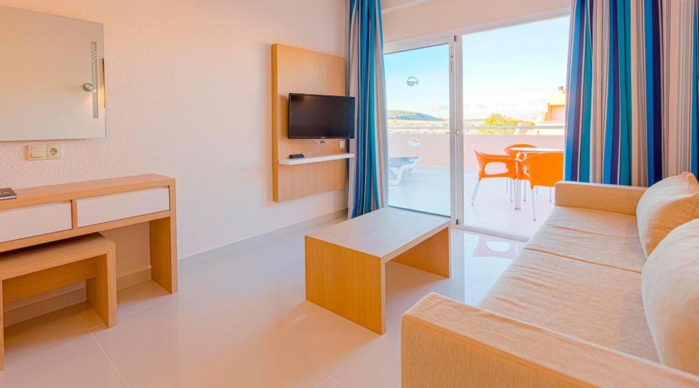 Sirenis-Seaview-Country-Club-Room-32