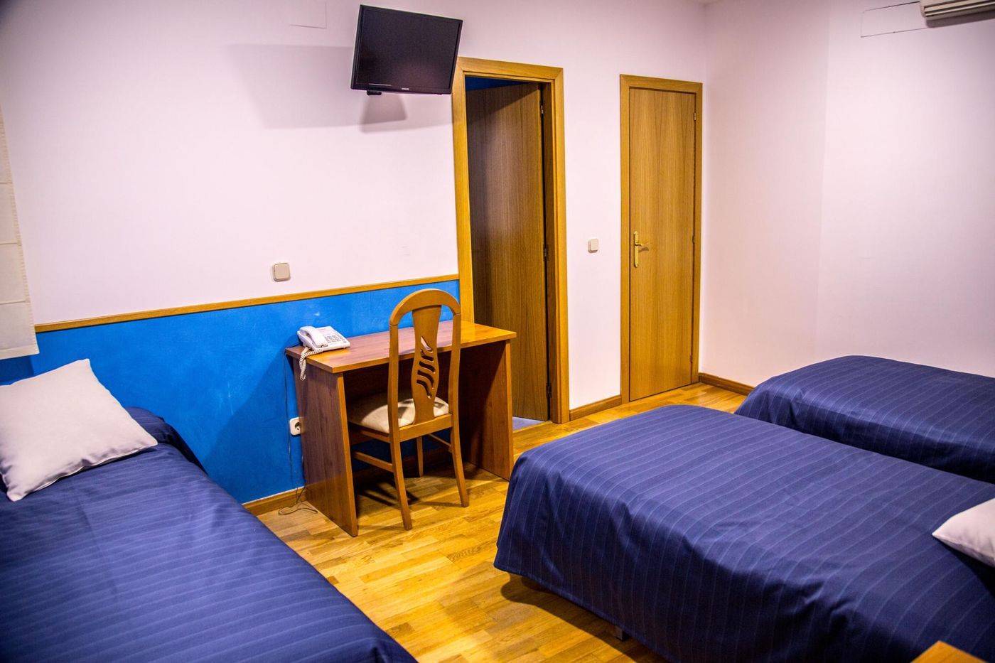 Hostal-Montaloya-Room-12