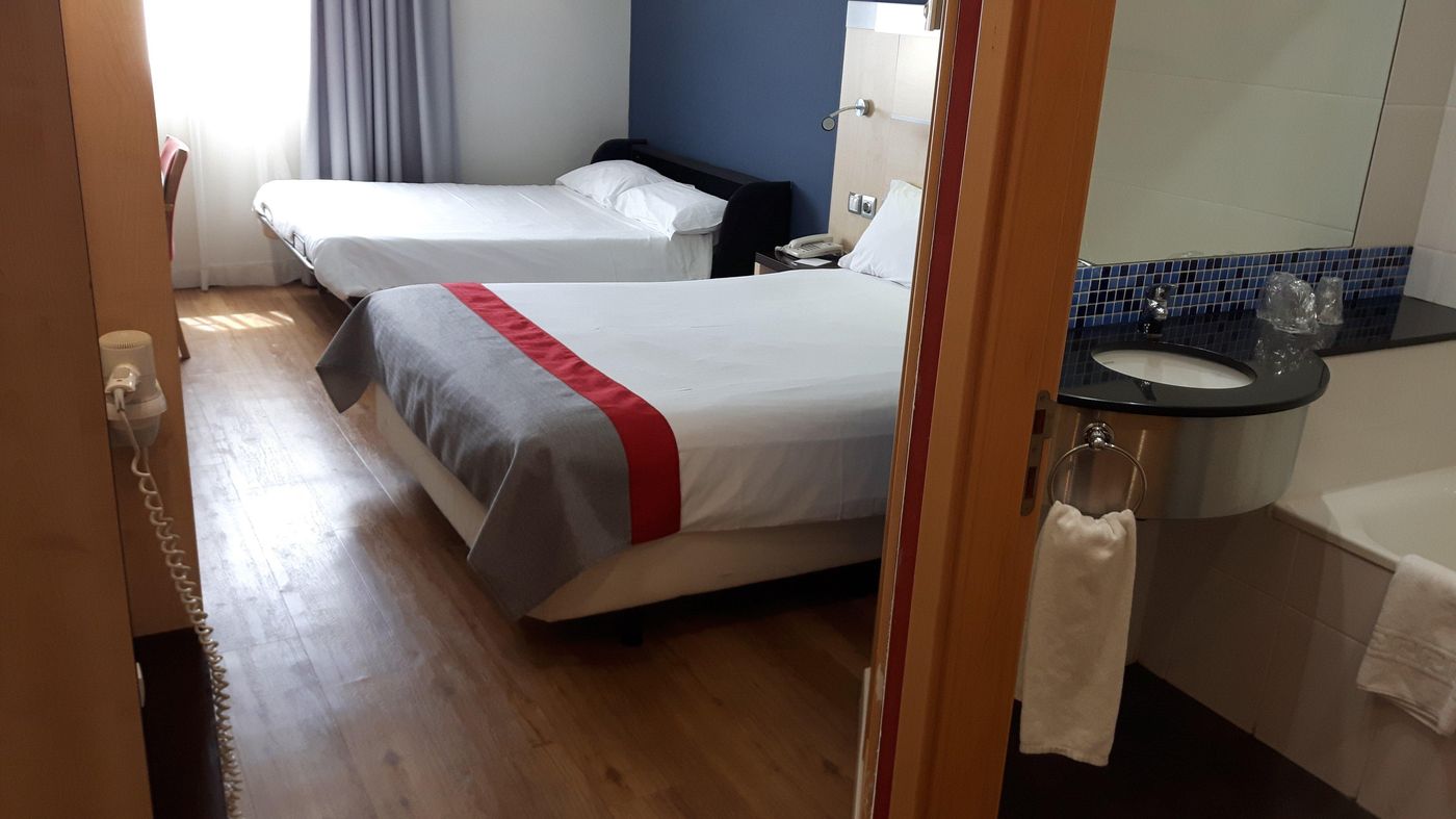Holiday-Inn-Express-Malaga-Airport-Room-9