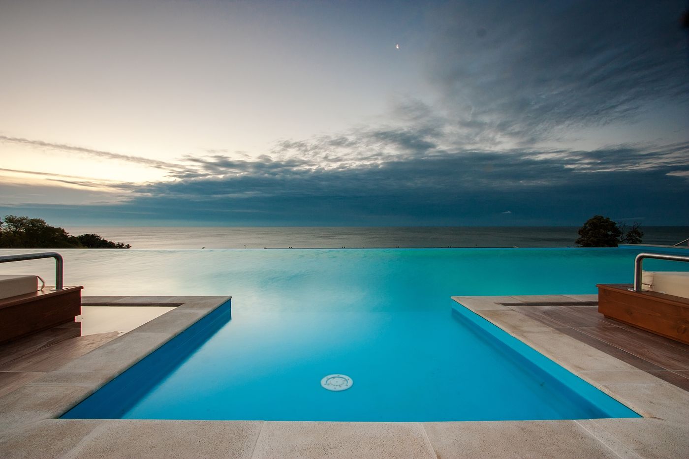 International-Hotel-Casino---Tower-Suites-Pool-10