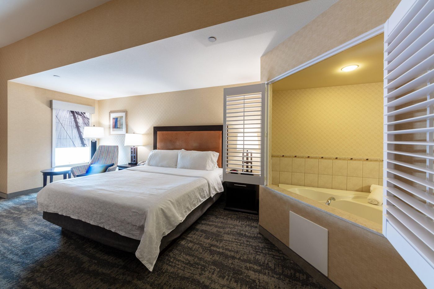 Holiday-Inn-Express---Suites-Riverport-Room-20