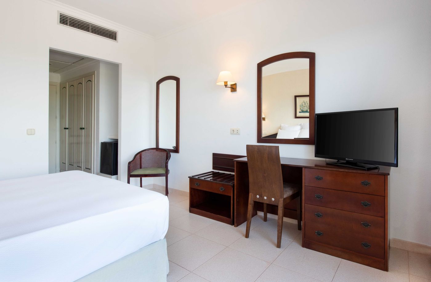 Valentin-Son-Bou-Room-40