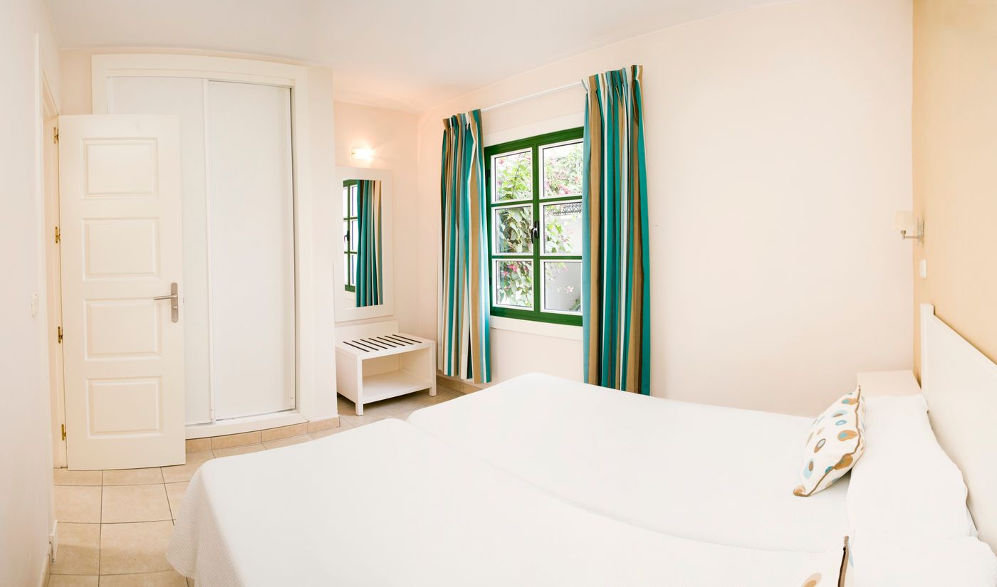 Apartamentos-LIVVO-Puerto-de-Mog--n-Room-21