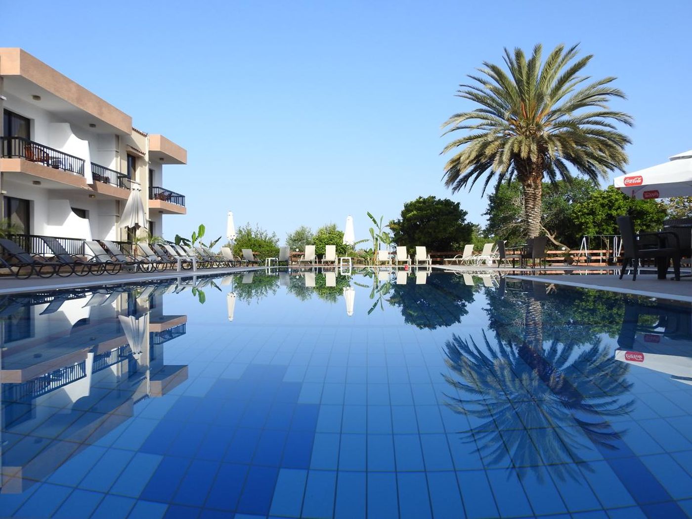 Anna-Hotel-Apartments-Pool-2