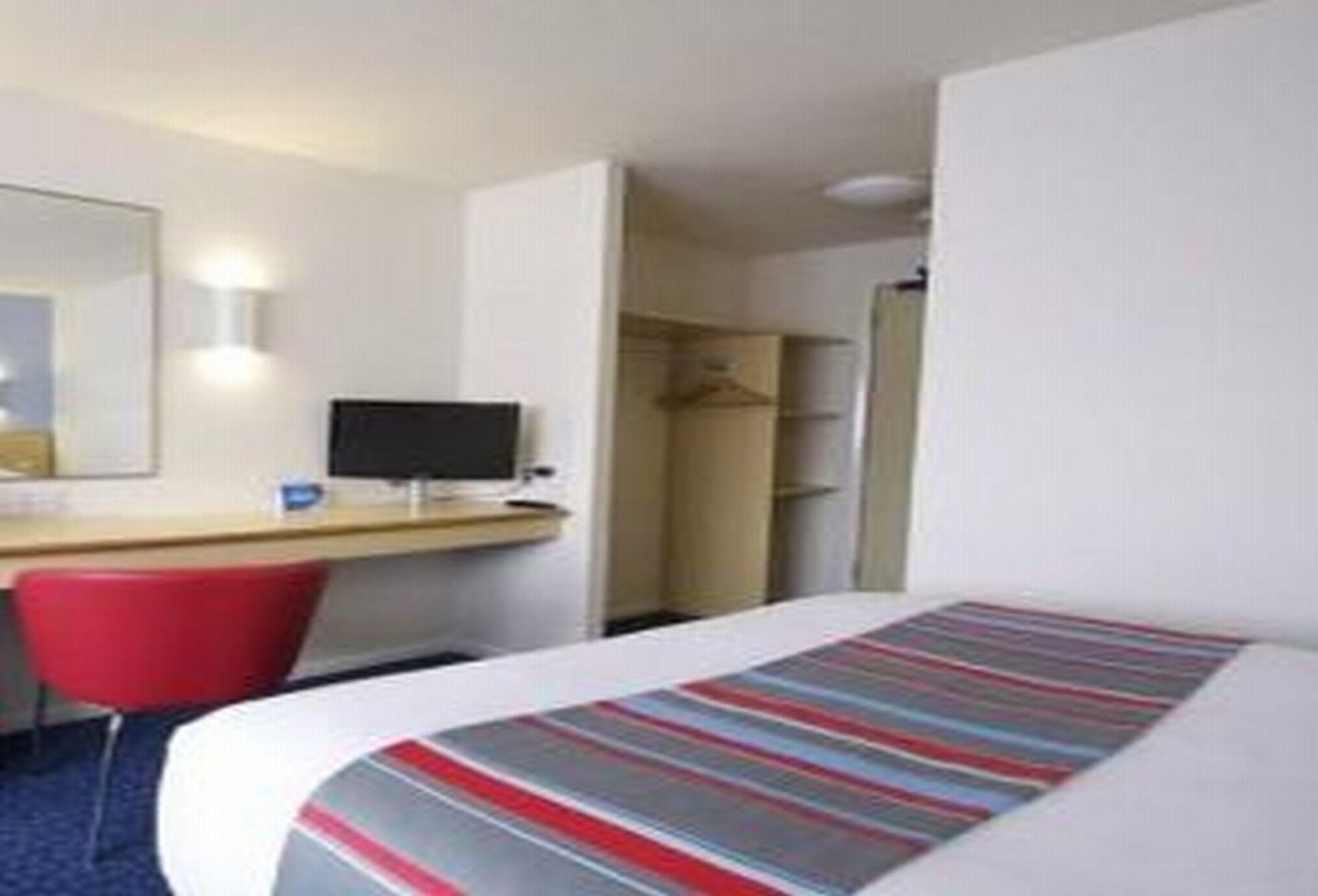 Travelodge Manchester Salford Quays-United Kingdom-MANCHESTER-Room-5