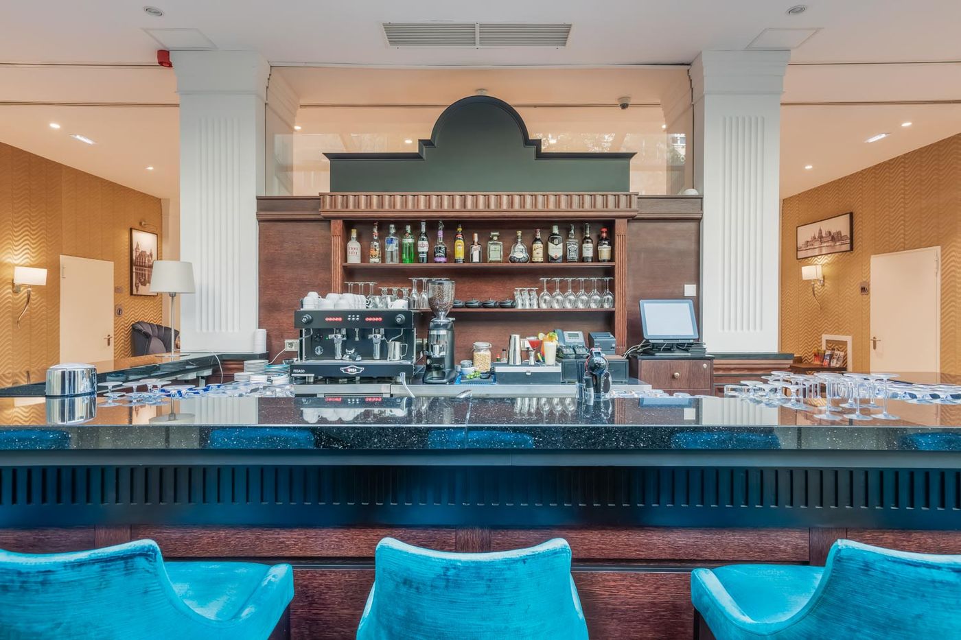 Eurostars-Danube-Budapest-Bar-15