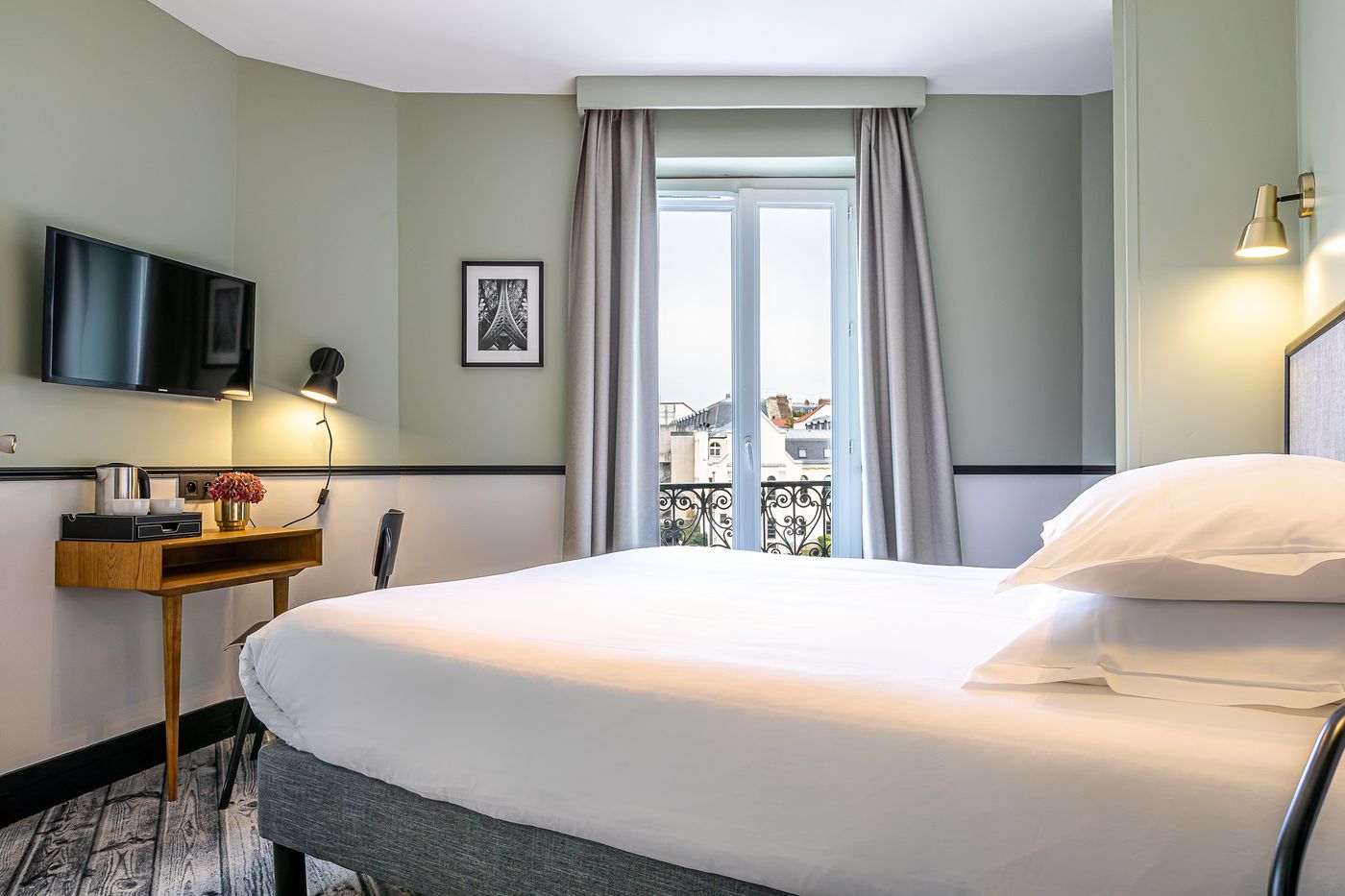 At-Gare-du-Nord-Room-21