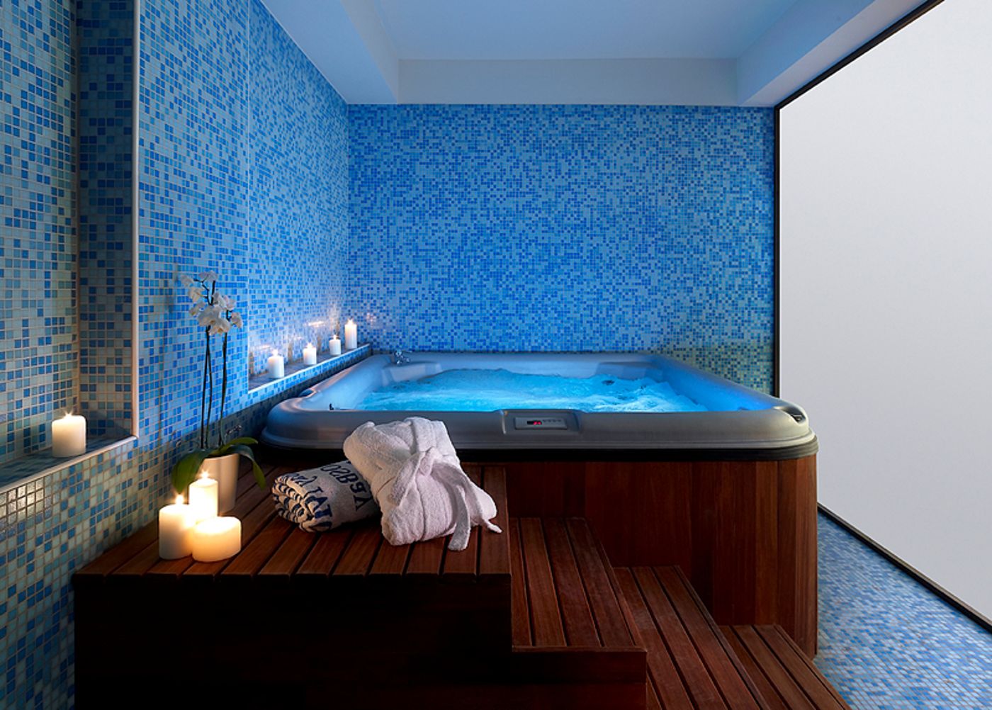 Molos-Bay-Sports-and-Entertainment-36