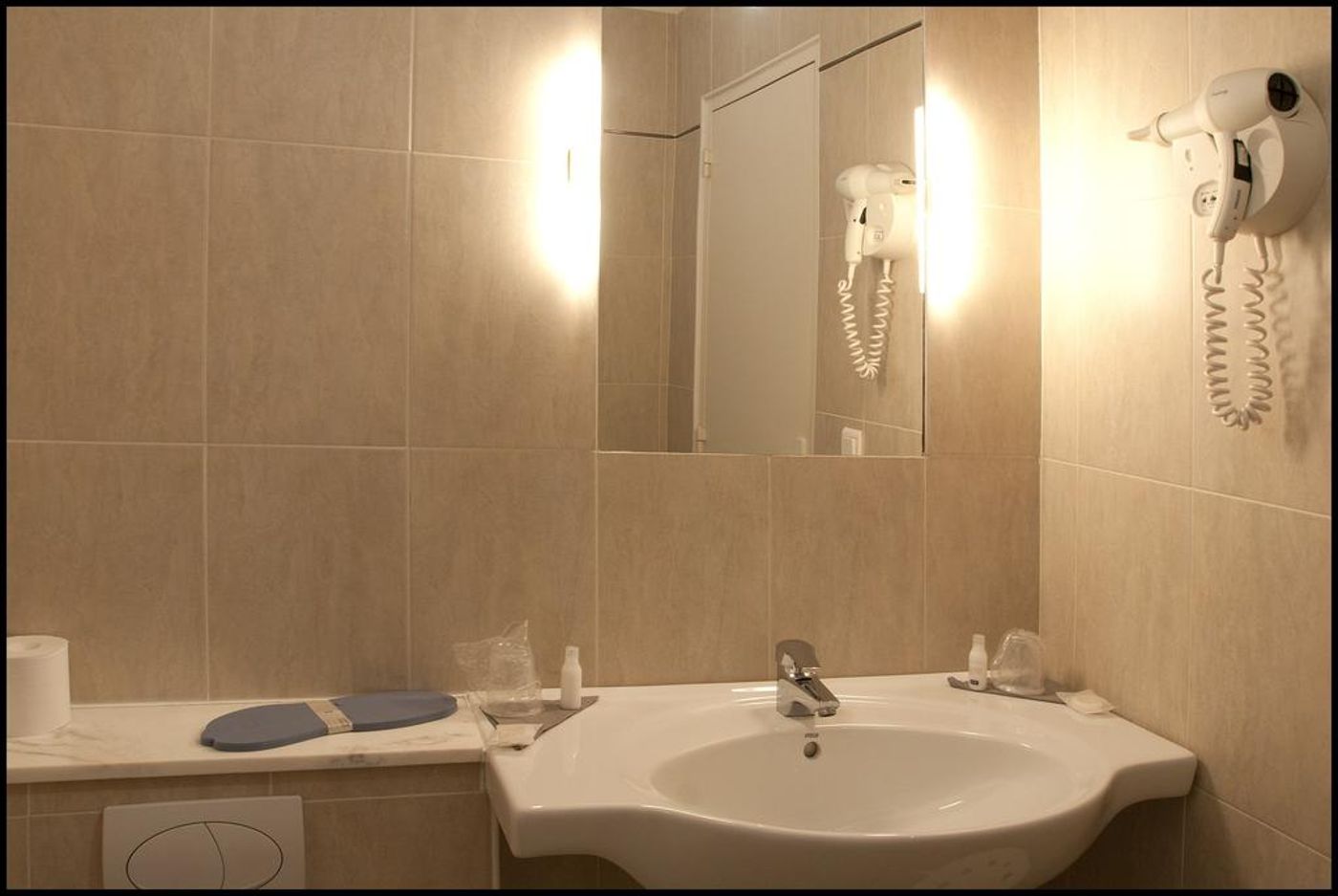 The Originals City Hotel Hippocampe Sete Balaruc - France - BALARUC LE VIEUX - General view - 5