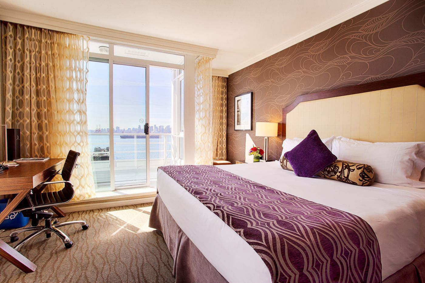 Pinnacle-Hotel-at-the-Pier-Room-10