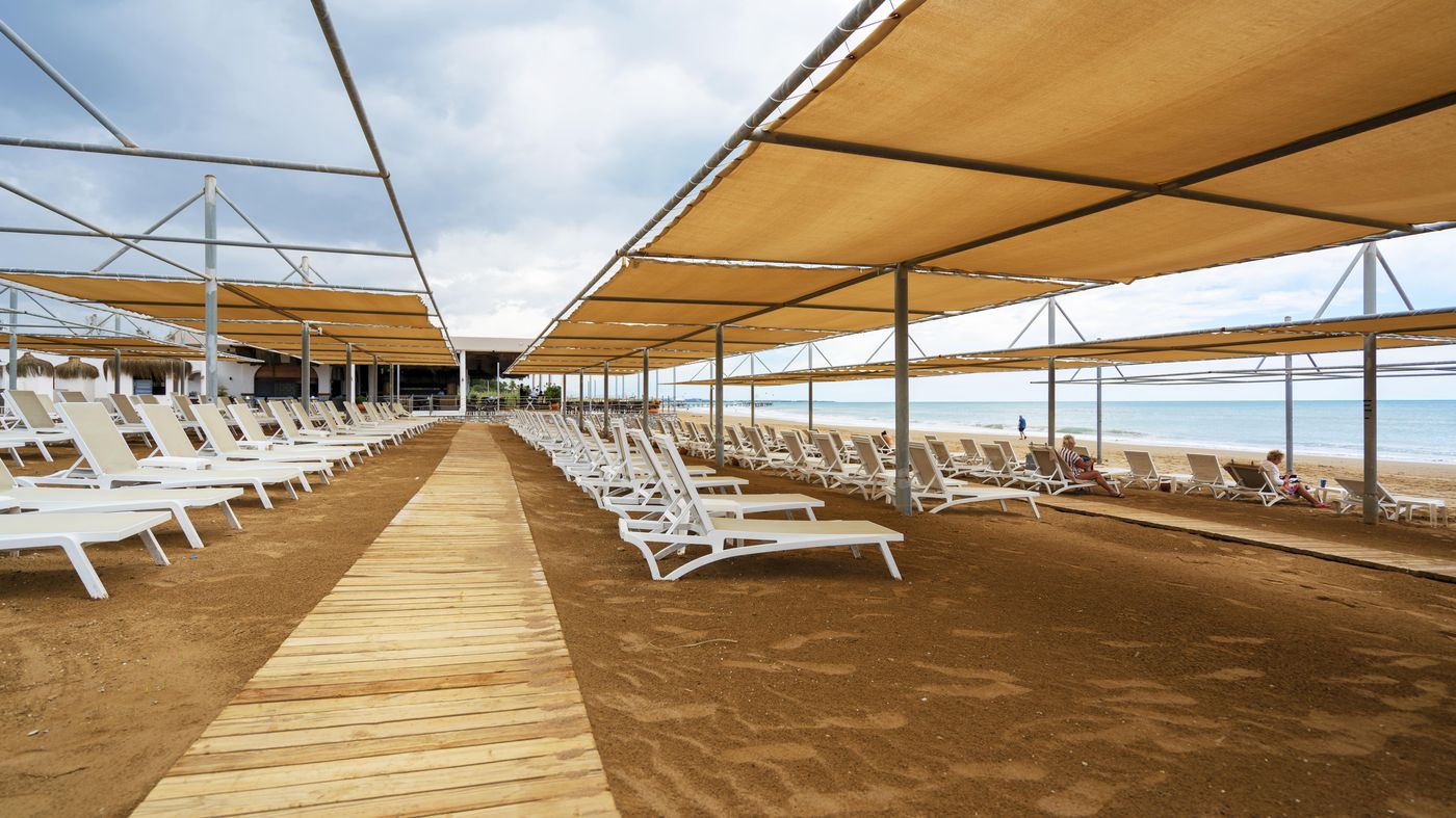 Side-Crown-Sunshine-Beach-69