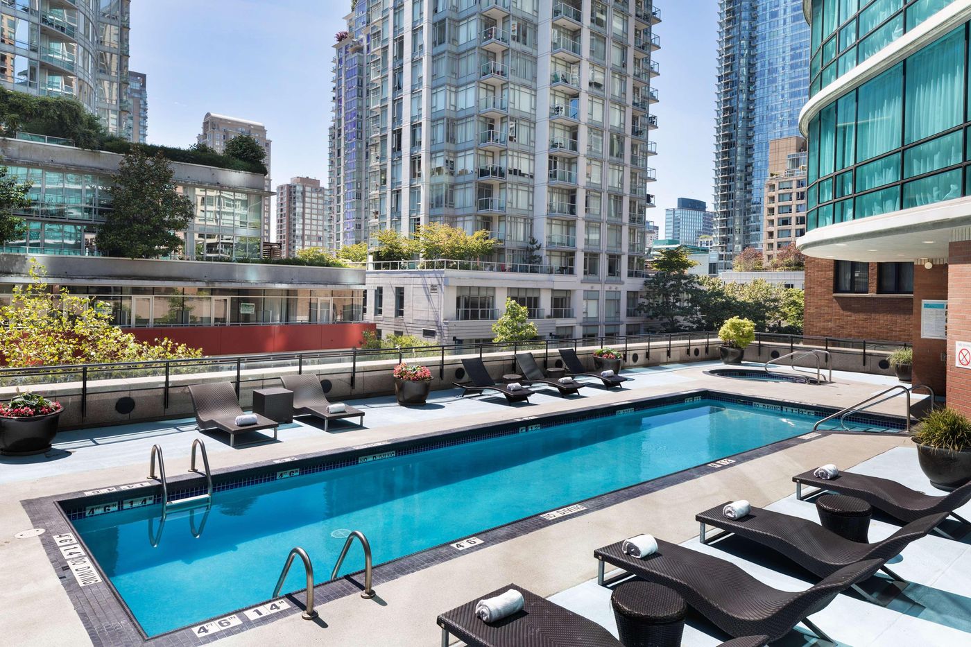 Hilton-Vancouver-Downtown-Pool-2