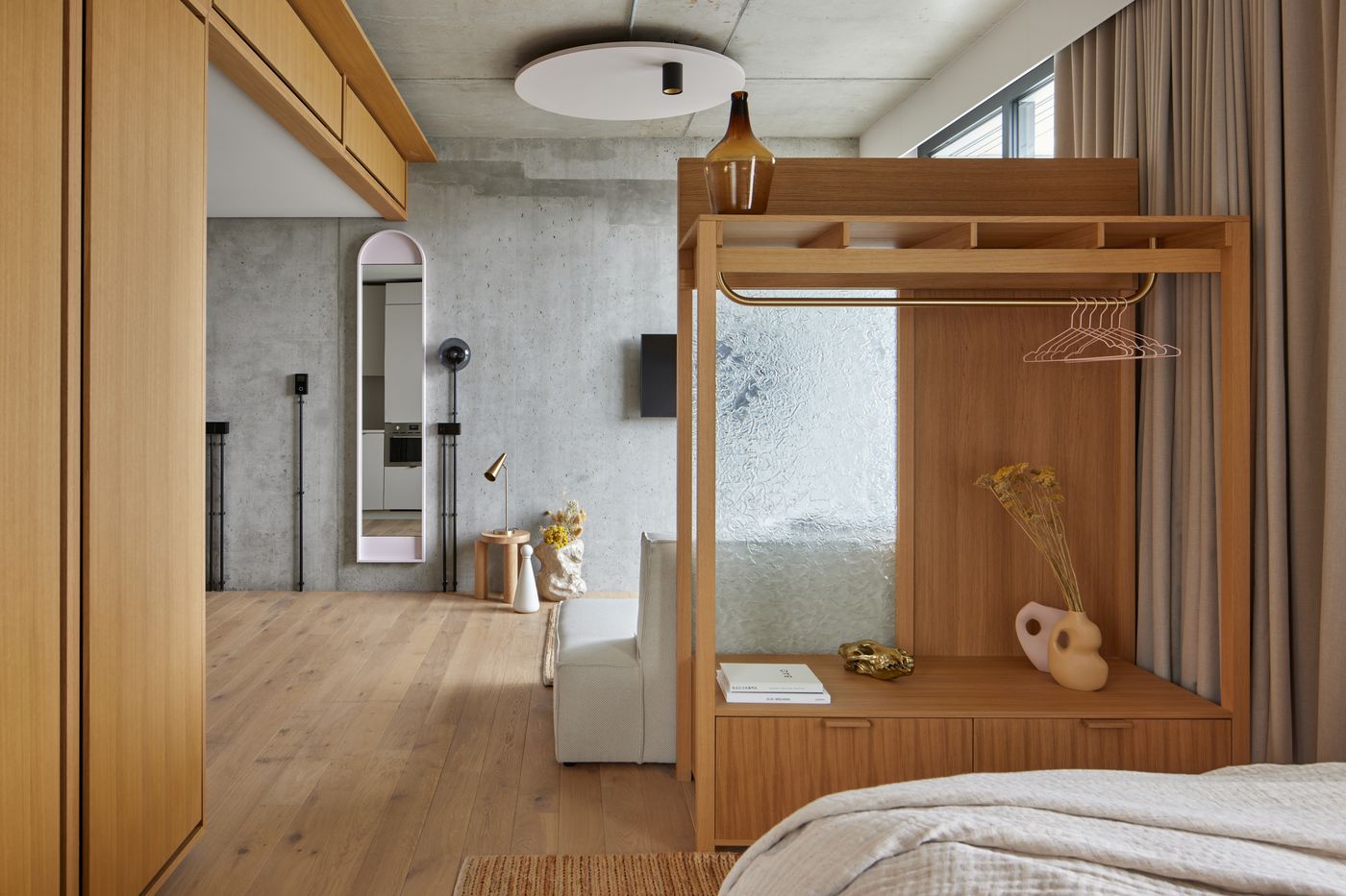 Locke-at-East-Side-Gallery--Friedrichshain-Room-12