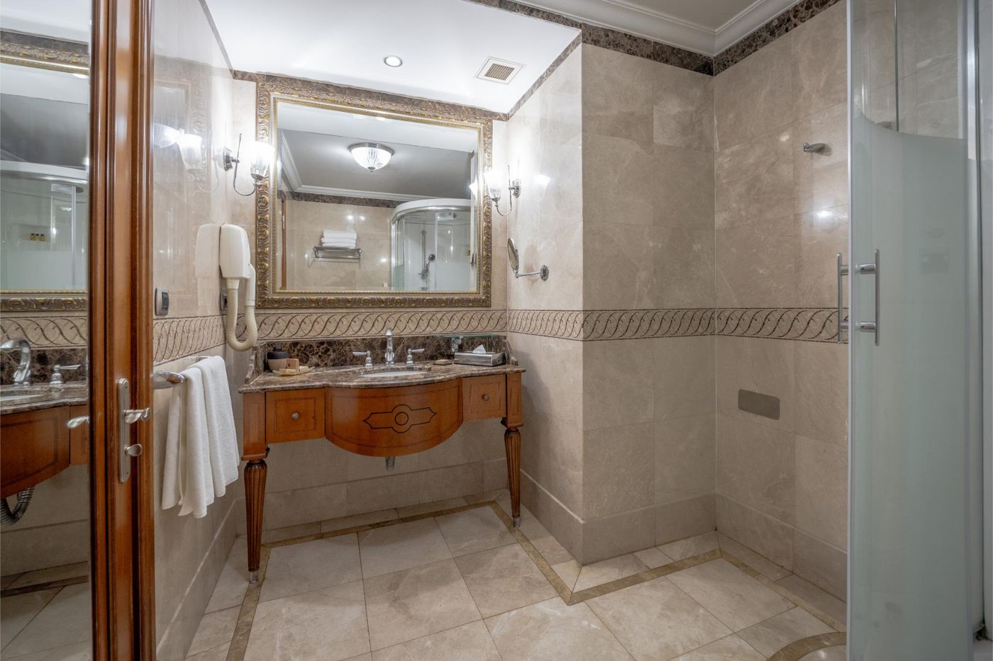 The-Central-Palace-Boutique-Room-36