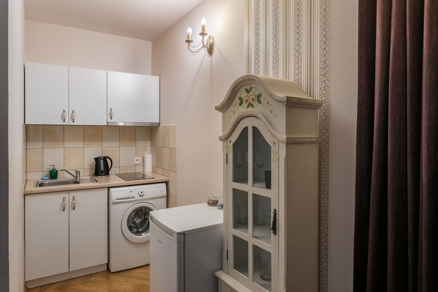 The-Spiski-Palace-Apartments-Room-38