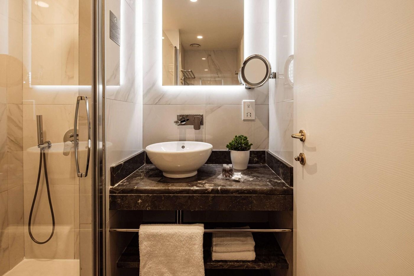 Hotel-115-The-Strand-Hotel-and-Suites-Room-47