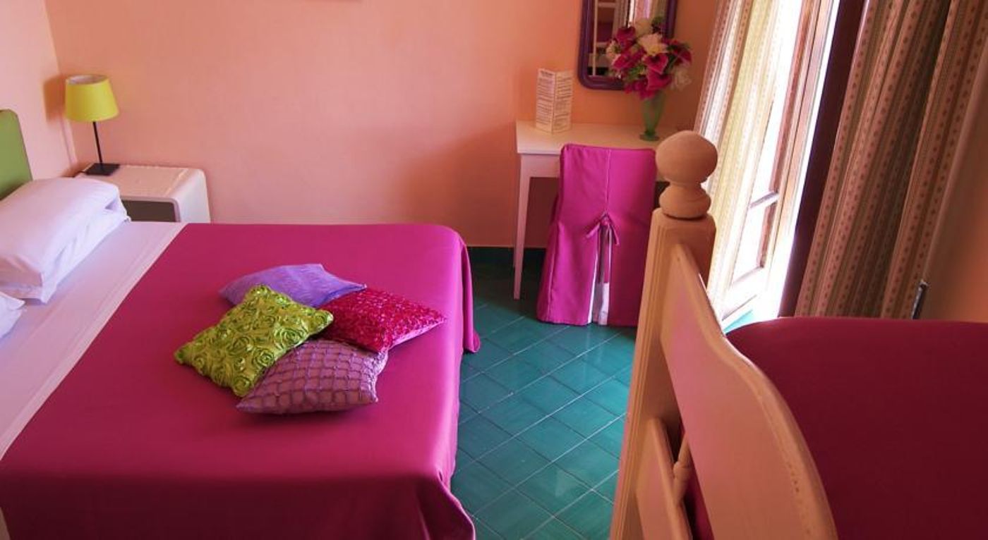 Villa-Fiorita-Room-9