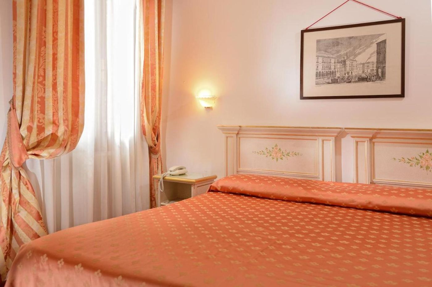 Ambassador-Tre-Rose-Room-5