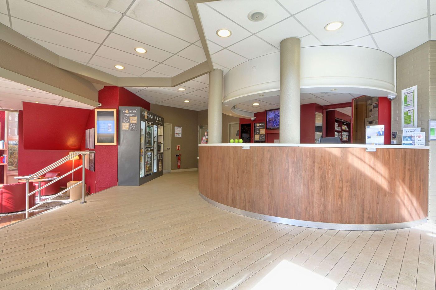 Campanile-Paris-Ouest---Nanterre---La-Defense-Lobby-3