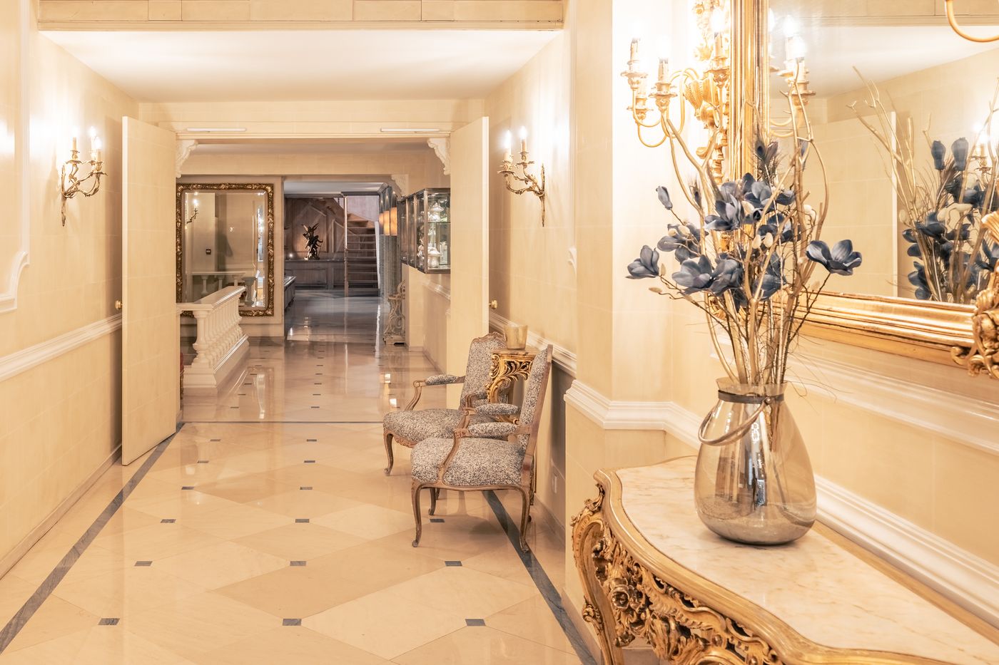 Manos-Stephanie-Hotel-Lobby-8