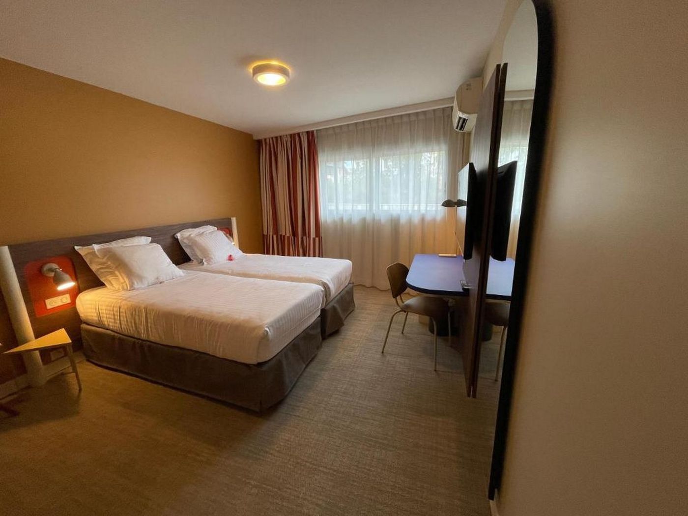 Abrial - France - CANNES - Room - 7