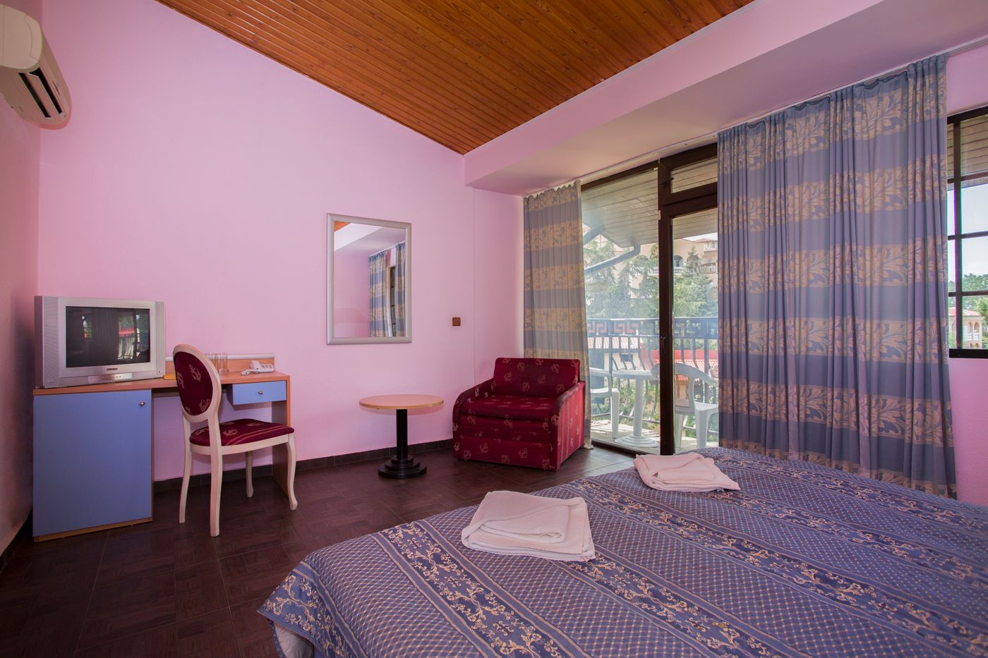 Elenite-Holiday-Village-Room-14